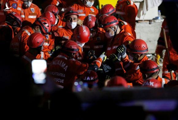 Ít nhất 22 người chết trong trận động đất lớn ở Thổ Nhĩ Kỳ, Hi Lạp - Ảnh 4.