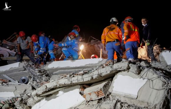 Ít nhất 22 người chết trong trận động đất lớn ở Thổ Nhĩ Kỳ, Hi Lạp - Ảnh 3.