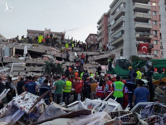 Ít nhất 22 người chết trong trận động đất lớn ở Thổ Nhĩ Kỳ, Hi Lạp - Ảnh 1.