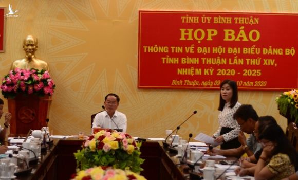 Bình Thuận: Đại biểu dự đại hội được tặng một chiếc cặp trị giá không đến 250.000 đồng - Ảnh 1.