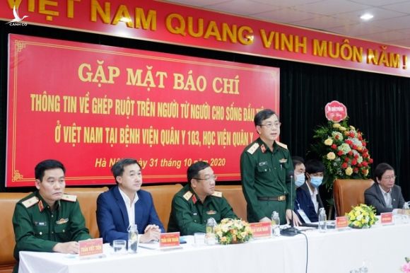 Gần 100 y, bác sĩ tham gia vào ca ghép ruột đầu tiên tại Việt Nam - 1