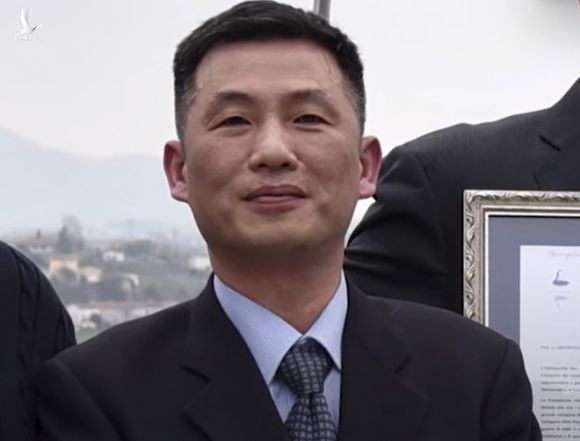 Cựu quyền Đại sứ Triều Tiên Jo Song-gil (trái) biến mất khỏi Đại sứ quán Triều Tiên ở Rome từ tháng 11.2018 /// Chụp từ clip
