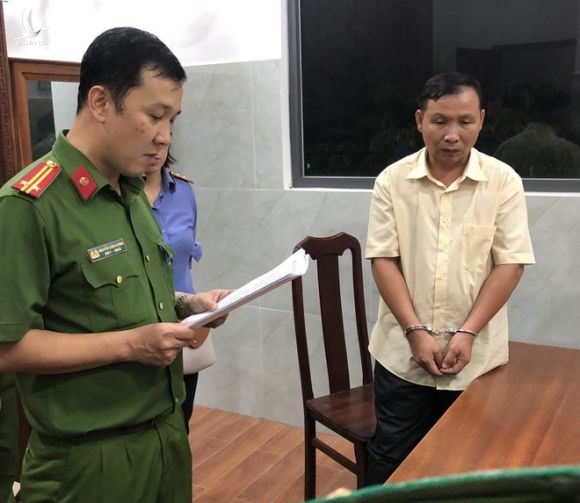 PC03 đang đọc lệnh khởi tố đối với Nguyễn Văn Tài /// Ảnh: CTV