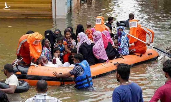 Cư dân được sơ tán khỏi một khu phố ngập lụt ở thành phố Hyderabad, Ấn Độ, hôm 15/10. Ảnh: Reuters.