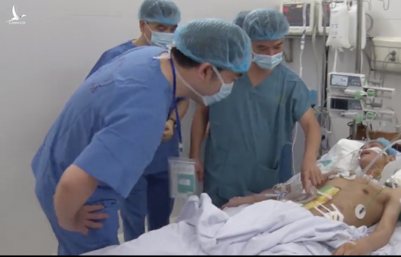Lần đầu tiên bác sĩ Việt Nam ghép ruột thành công - ảnh 1