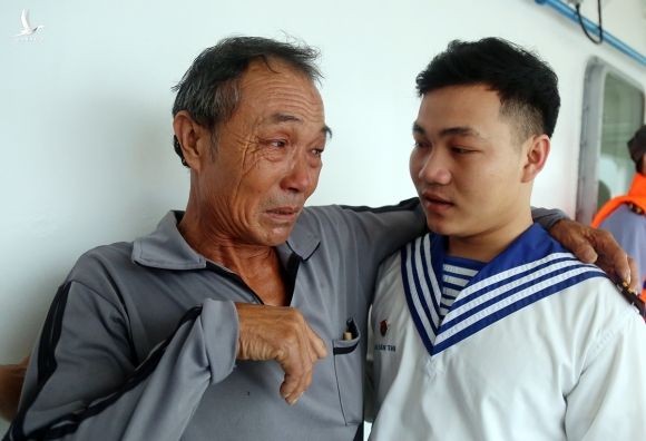 Ông Hồ Lồng gặp con trai đang công tác tại Vùng 4 Hải quân ở Cam Ranh khi được đưa về bờ, sáng 31/10. Ảnh: Xuân Ngọc.