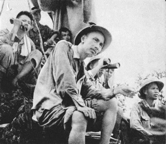 Chủ tịch Hồ Chí Minh trên đài quan sát mặt trận Đông Khê, Chiến dịch Biên giới, ngày 16/9/1950. Ảnh: Vũ Năng An