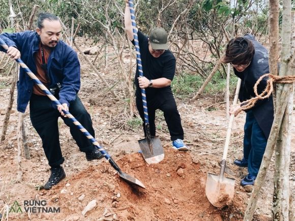 Hà Anh Tuấn (bìa phải) và ê kíp Việt Vision trồng rừng tại bán đảo Sơn Trà /// Ảnh: V.V