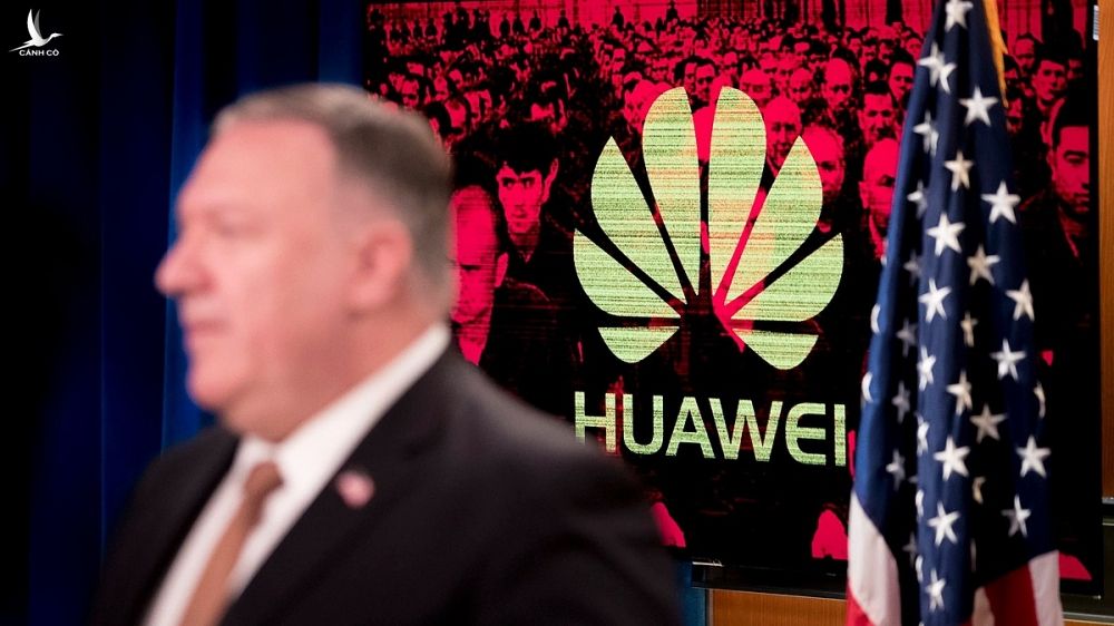 Logo của Huawei phía sau Ngoại trưởng Mỹ Mike Pompeo trong một cuộc họp báo vào tháng 7. Ảnh: AP.
