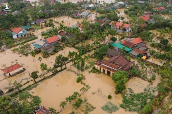 Lũ lụt gây ngập úng ở Huế vào đầu tháng 10. Ảnh: Võ Thạnh.