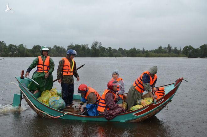 Miếng cơm ăn vội dưới mưa trên đường đưa đồ tiếp tế cho dân bị lũ cô lập ở Quảng Bình - Ảnh 6.