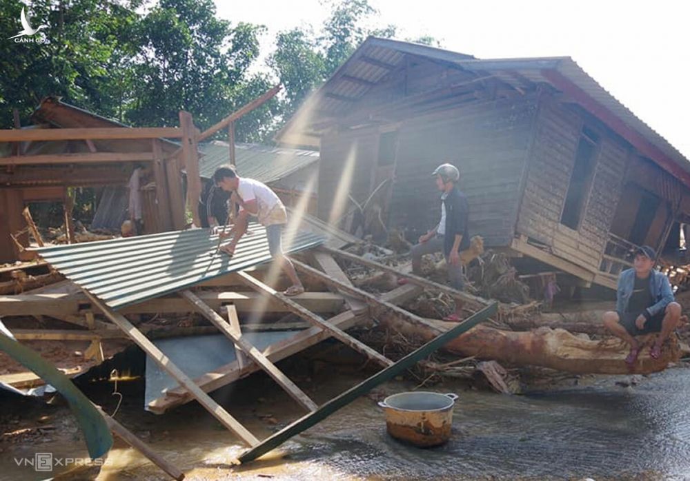 Nhà cửa ở Hướng Việt bị xô lệch, sau khi nước lũ rút. Ảnh: Văn Chương