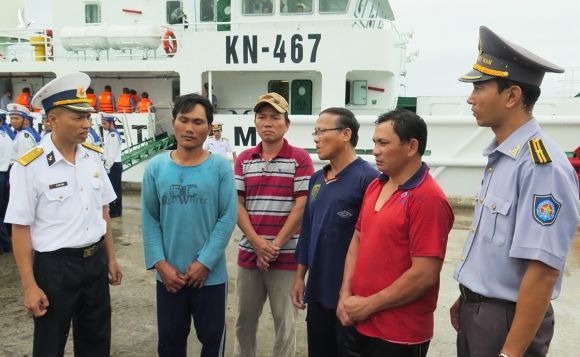 Các ngư dân được tàu kiểm ngư đưa vào cảng Ba Ngòi, Cam Ranh sáng 31/10. Ảnh: Xuân Ngọc.