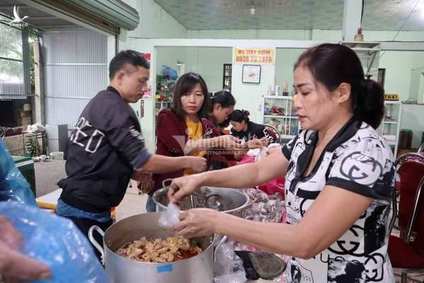 Cô hiệu phó nấu cơm cho bà con ngập lũ, chồng tình nguyện làm shipper