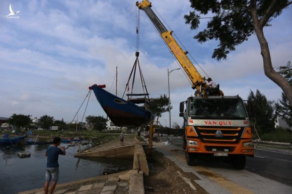 Nắng to trước khi bão số 9 đổ bộ, ngư dân Đà Nẵng nhớ lại cơn bão kinh hoàng trong quá khứ, tàu bị đánh chìm la liệt - Ảnh 1.