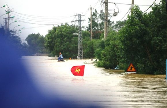 Quảng Bình: Người dân vùng lũ lên nóc nhà 'hét' xin cứu trợ mì tôm, nước uống - ảnh 4