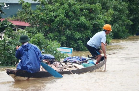 Quảng Bình: Người dân vùng lũ lên nóc nhà 'hét' xin cứu trợ mì tôm, nước uống - ảnh 5