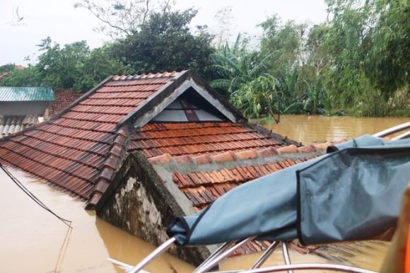 Quảng Bình: Người dân vùng lũ lên nóc nhà 'hét' xin cứu trợ mì tôm, nước uống - ảnh 1
