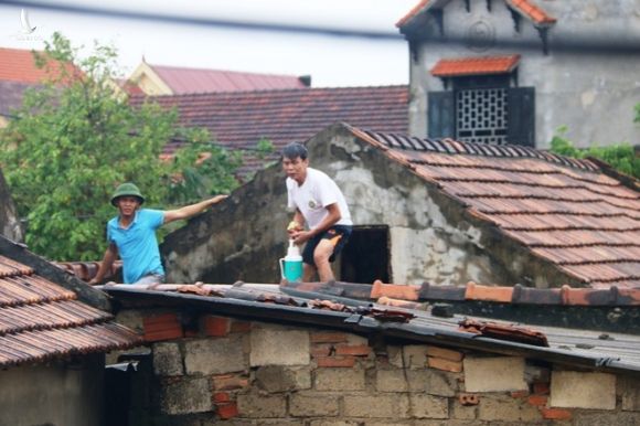 Quảng Bình: Người dân vùng lũ lên nóc nhà 'hét' xin cứu trợ mì tôm, nước uống - ảnh 7