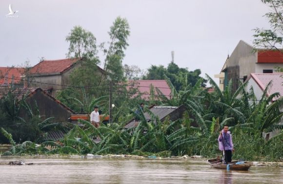 Quảng Bình: Người dân vùng lũ lên nóc nhà 'hét' xin cứu trợ mì tôm, nước uống - ảnh 9