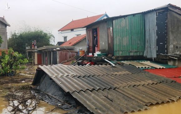 Quảng Bình: Người dân vùng lũ lên nóc nhà 'hét' xin cứu trợ mì tôm, nước uống - ảnh 11
