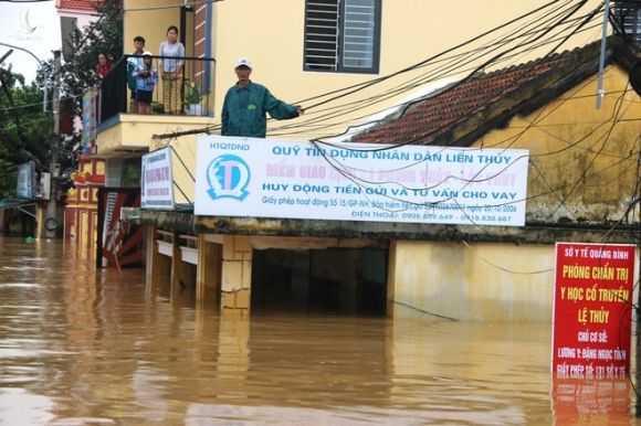 Quảng Bình: Người dân vùng lũ lên nóc nhà 'hét' xin cứu trợ mì tôm, nước uống - ảnh 12