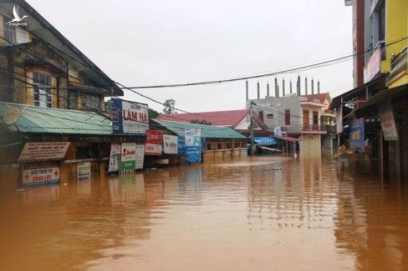 Quảng Bình: Người dân vùng lũ lên nóc nhà 'hét' xin cứu trợ mì tôm, nước uống - ảnh 13