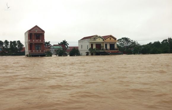 Quảng Bình: Người dân vùng lũ lên nóc nhà 'hét' xin cứu trợ mì tôm, nước uống - ảnh 2