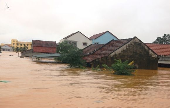 Quảng Bình: Người dân vùng lũ lên nóc nhà 'hét' xin cứu trợ mì tôm, nước uống - ảnh 3