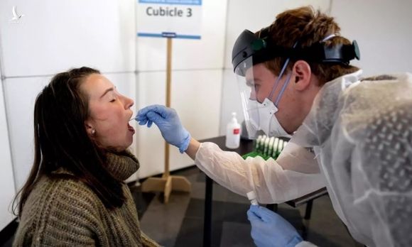 Nhân viên y tế lấy mẫu xét nghiệm nCoV cho một người dân tại Leuven, Bỉ, ngày 19/10. Ảnh: Reuters.