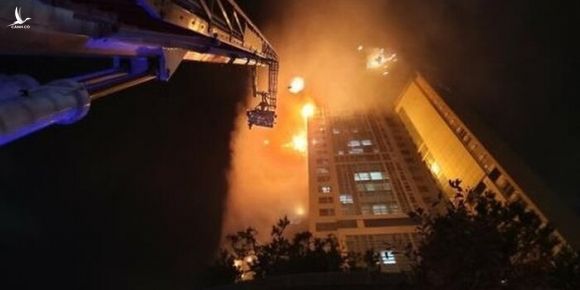 Tòa chung cư thương mại Hàn Quốc cháy lớn trong đêm Ảnh 2