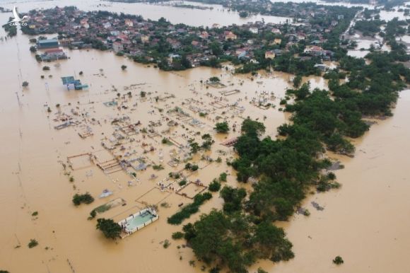 Bão gây lũ lụt ở huyện Quảng Ninh, tỉnh Quảng Bình hôm 10/10. Ảnh: Đức Hùng.