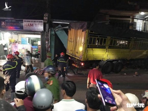 NÓNG: Sau tiếng nổ, xe tải tông xe 7 chỗ, nhiều xe máy rồi lao vào nhà dân, ít nhất 2 người chết - Ảnh 5.