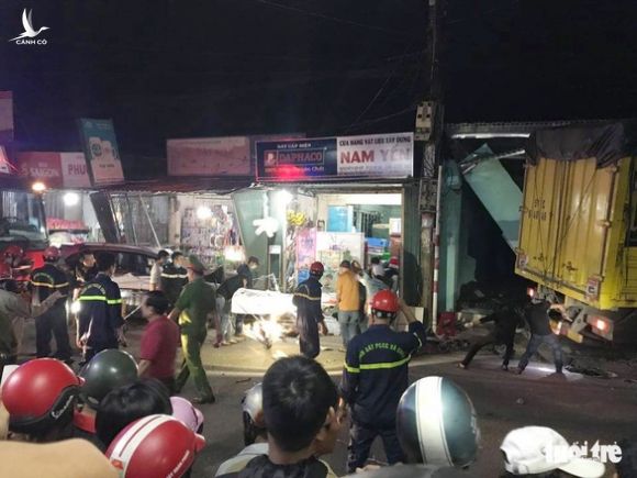 NÓNG: Sau tiếng nổ, xe tải tông xe 7 chỗ, nhiều xe máy rồi lao vào nhà dân, ít nhất 2 người chết - Ảnh 6.