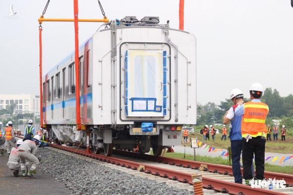 Tàu metro 1 lăn bánh ở depot, tháng 4-2021 sẽ chạy thử từ ngã tư Bình Thái về Long Bình - Ảnh 13.