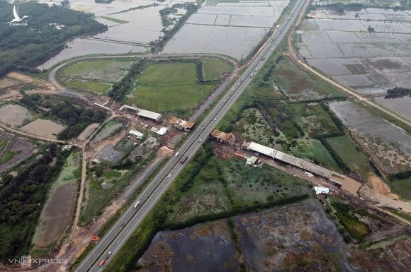 Nút giao cao tốc TP HCM - Long Thành - Dầu Giây và ĐT 319 thuộc huyện Nhơn Trạch (Đồng Nai) đang được thi công, dự kiến hoàn thành cuối năm 2020. Ảnh: Phước Tuấn.