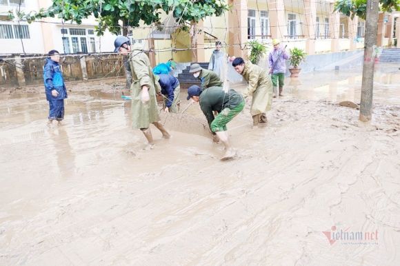 Trăm cảnh sát cơ động xắn tay dọn bùn phủ kín sân trường học