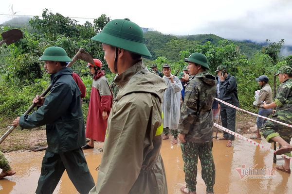 Hiện trường tìm kiếm cứu nạn 22 cán bộ, chiến sỹ bị vùi lấp ở Quảng Trị - Ảnh 20.