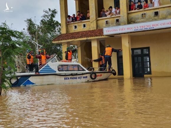 Đem mì tôm, nước sạch cứu dân bị cô lập 3 ngày ở rốn lũ Quảng Trị - Ảnh 3.