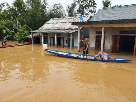 Đem mì tôm, nước sạch cứu dân bị cô lập 3 ngày ở rốn lũ Quảng Trị - Ảnh 4.