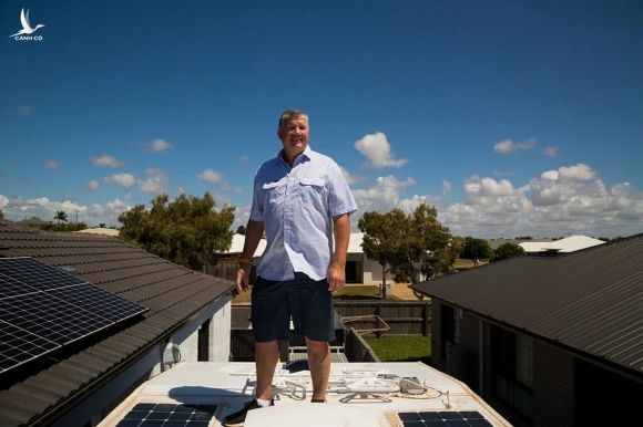 Peter Row đứng trên mái nhà của ông tại Bundaberg. Ảnh: NYT