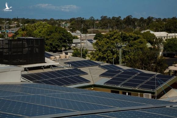 Các tấm pin mặt trời lắp trên mái của The Friendly Society Private Hospital tại Bundaberg, Australia. Ảnh: NYT