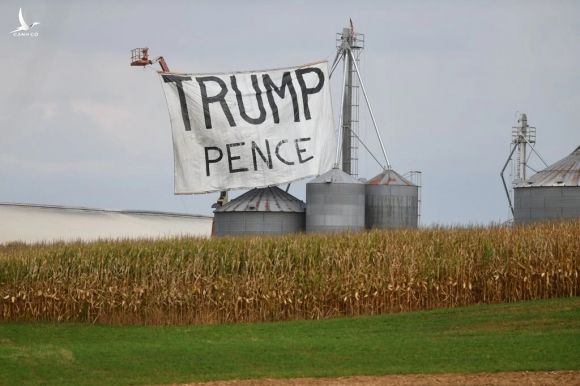 Một biểu ngữ ủng hộ Trump tại cánh đồng ngô của Meadow Spring Farm ở Lititz, Pennsylvania. Ảnh: NYT.