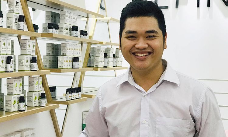 Dương Ngọc Trường, 23 tuổi hiện là Tổng giám đốc công ty cổ phần Befine, chuyên sản xuất các loại tinh dầu cùng tên. Ảnh: Hải Hiền.