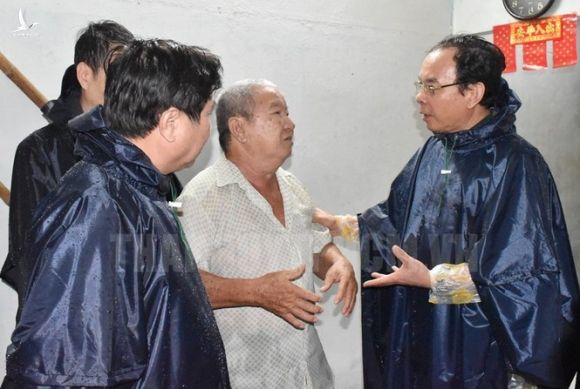 Tân Bí thư Thành ủy TPHCM Nguyễn Văn Nên dầm mưa tìm kế chống ngập - ảnh 2