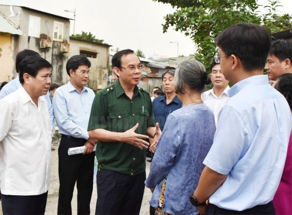 Tân Bí thư Thành ủy TPHCM Nguyễn Văn Nên dầm mưa tìm kế chống ngập - ảnh 1