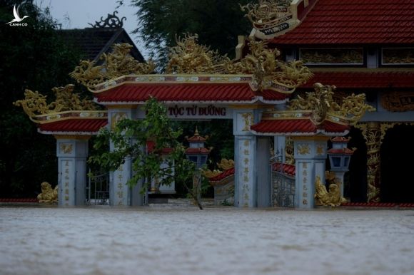 Người dân Huế đang kiệt sức vì mưa lũ dồn dập - ảnh 8