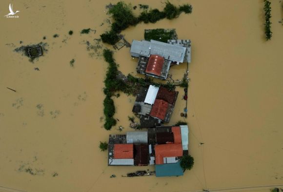 Người dân Huế đang kiệt sức vì mưa lũ dồn dập - ảnh 22