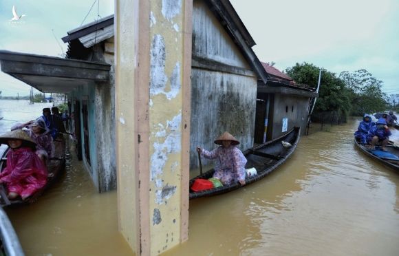Người dân Huế đang kiệt sức vì mưa lũ dồn dập - ảnh 11