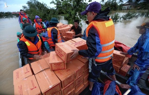 Người dân Huế đang kiệt sức vì mưa lũ dồn dập - ảnh 20